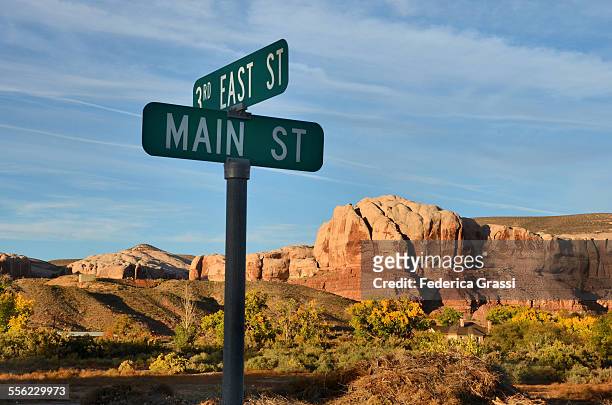 main street road sign, bluff, utah - straatnaambord stockfoto's en -beelden