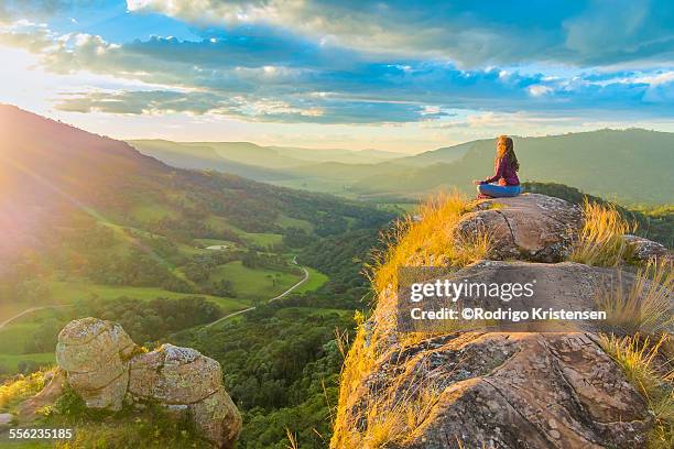 woman doing yoga on top of the mountains. - santa catarina brazil photos et images de collection