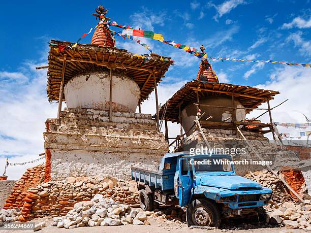 truck and stupas in lo manthang mustang nepal - 羅馬丹 個照片及圖片檔