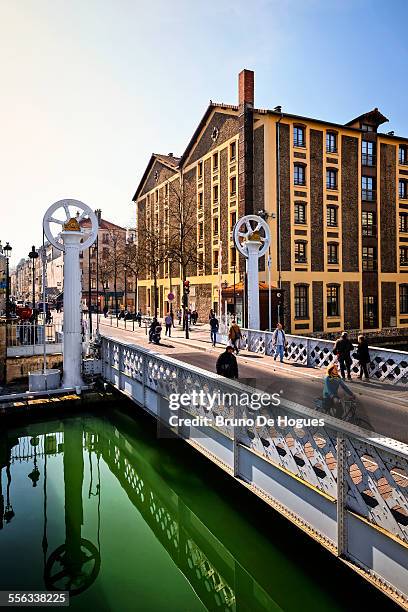 lift bridge of crimee street in paris - la villette stock-fotos und bilder