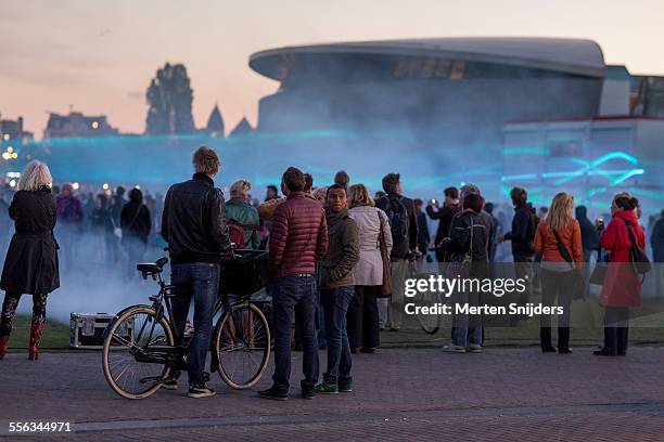 spectators of lightshow on museumplein - museu van gogh - fotografias e filmes do acervo