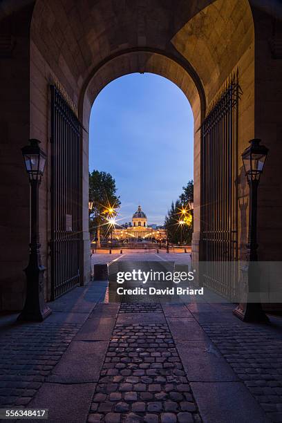 du louvre au pont des arts - musée du louvre stockfoto's en -beelden