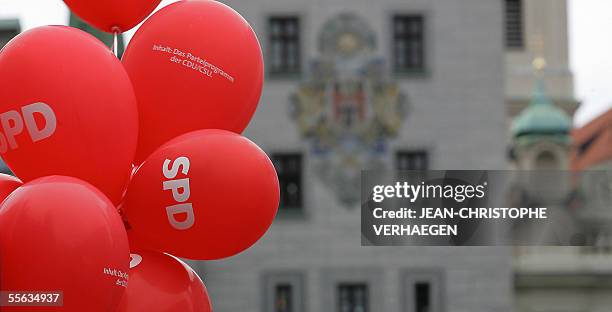Balloons with the Social Democrats logo are seen during German Chancellor Gerhard Schroeder's speech 10 September 2005 in the center of the Bavarian...
