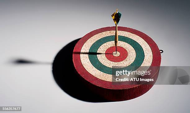 dart board shadow - dart board stock-fotos und bilder