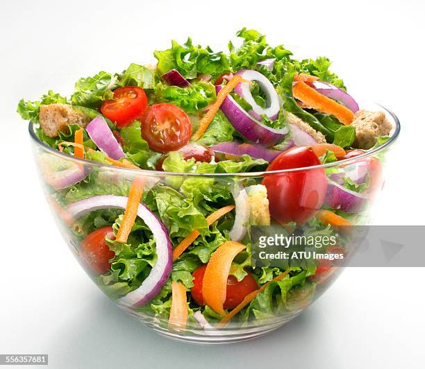 salad in large glass bowl - saladekom stockfoto's en -beelden