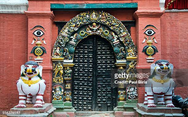 lion gate, taleju temple, durbar square, kathmandu - taleju temple nepal photos et images de collection