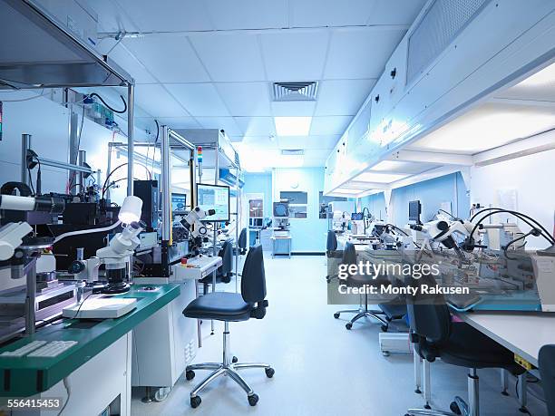 empty laboratory in electronics factory - onderzoeksfaciliteit stockfoto's en -beelden