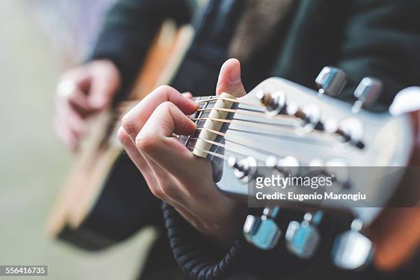 musician playing guitar - chitarra foto e immagini stock