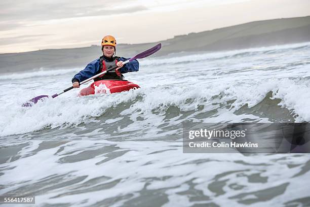 mid adult woman sea kayaking - kayaking sul mare foto e immagini stock