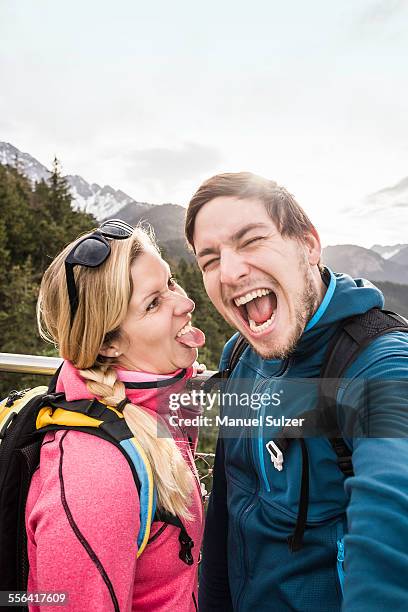 young hiking couple posing for selfie in mountains, reutte, tyrol, austria - état fédéré du tyrol photos et images de collection