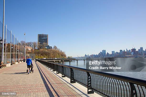hudson river waterfront walkway, hoboken - hoboken - fotografias e filmes do acervo
