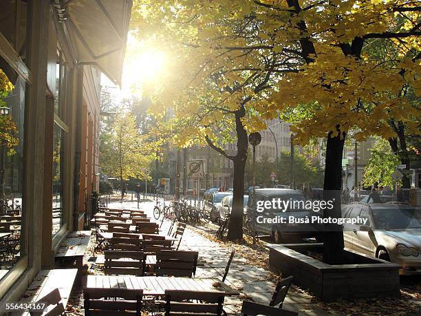 sidewalk cafe in berlin mitte - straßencafe stock-fotos und bilder