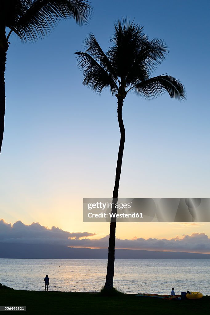 USA, Hawaii, Maui, Kaanapali, sunset at Kahekili Beach Park and Island Lanai in background
