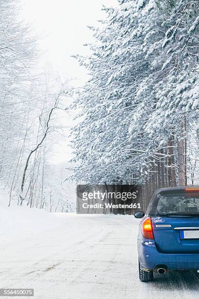 bulgaria, vitosha, car on a snowy road - auto von hinten winter stock-fotos und bilder