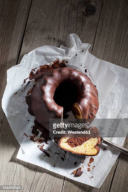 marble cake, piece of chocolate cake and knife on greaseproof paper - marmorkuchen stock-fotos und bilder