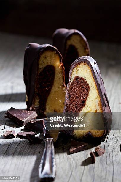 piece of marble cake, chocolate and knife on wood - marmorkuchen stock-fotos und bilder