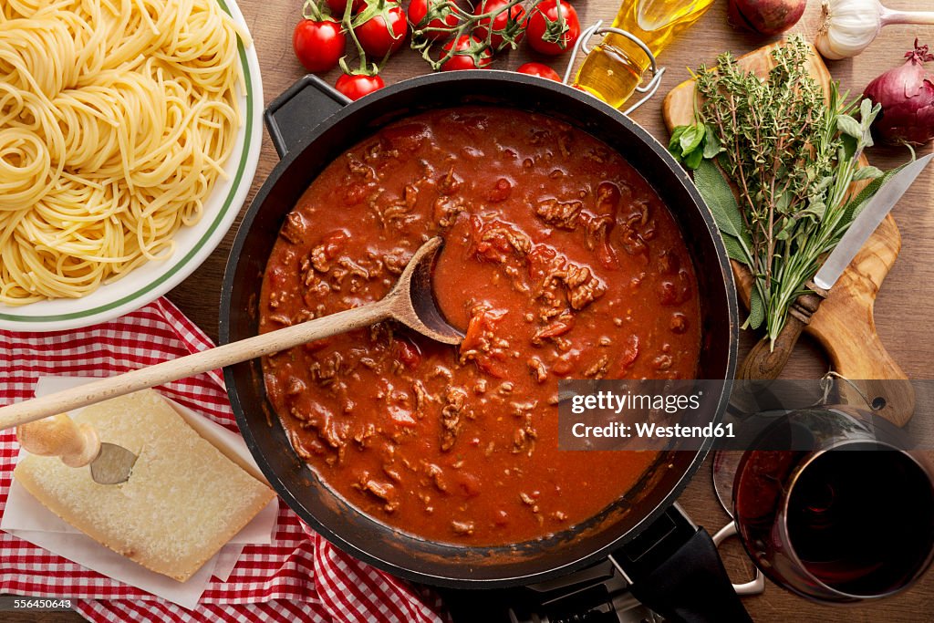 Sauce Bolognese in pan