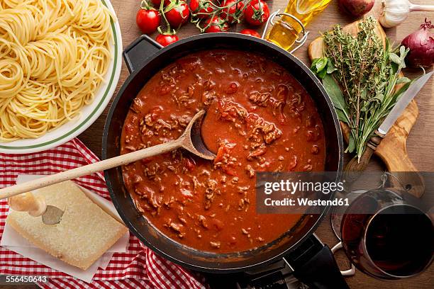 sauce bolognese in pan - savory sauce stockfoto's en -beelden