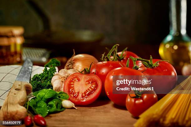 ingredients of tomato sauce - tomatensoße stock-fotos und bilder