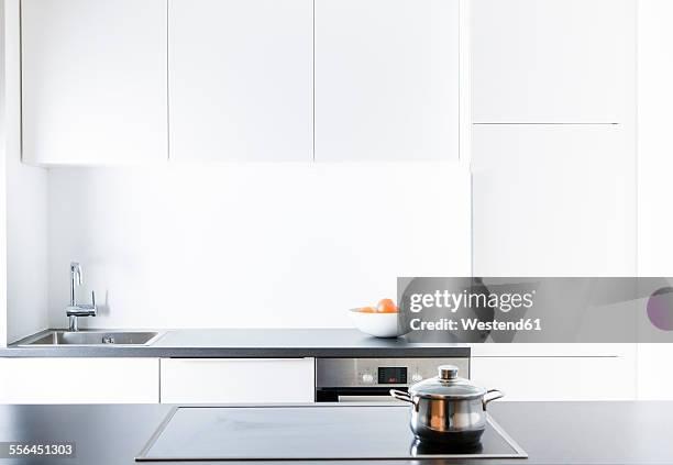 modern kitchen, pot on cooker - bathroom white design photos et images de collection