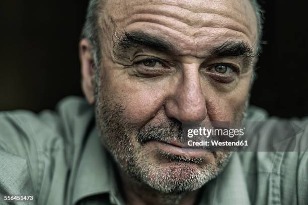 portrait of sceptical senior man - humeur photos et images de collection