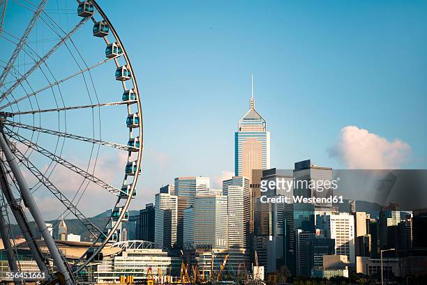 china, hong kong, view to big wheel, central plaza and other skyscrapers - ワンチャイ ストックフォトと画像