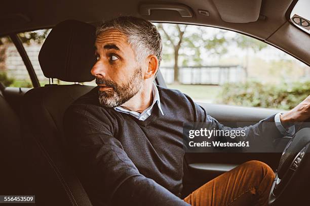 businessman driving car turning round - estacionar imagens e fotografias de stock