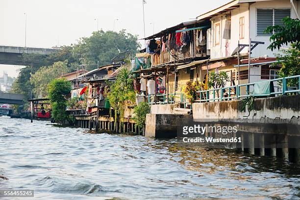thailand, bangkok, houses at the water - clothesline stockfoto's en -beelden