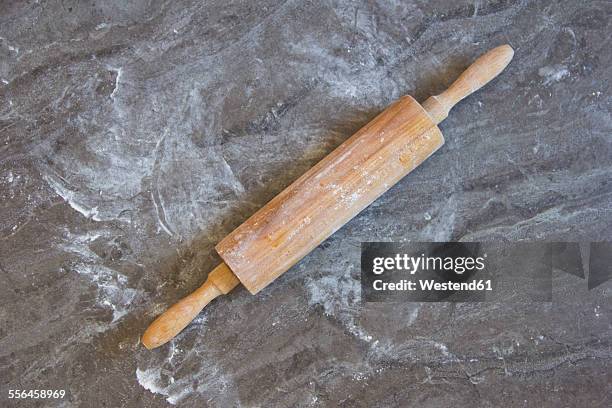 rolling pin on floured kitchen worktop - deegrol stockfoto's en -beelden