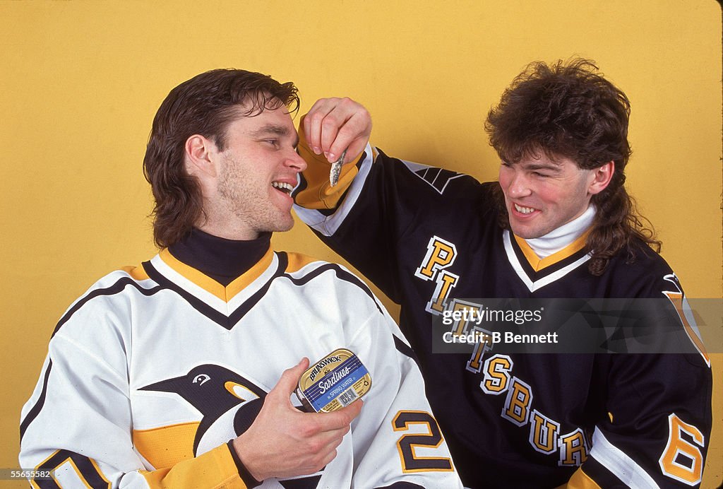 Jagr Feeds Sardines To Teammate Robitaille