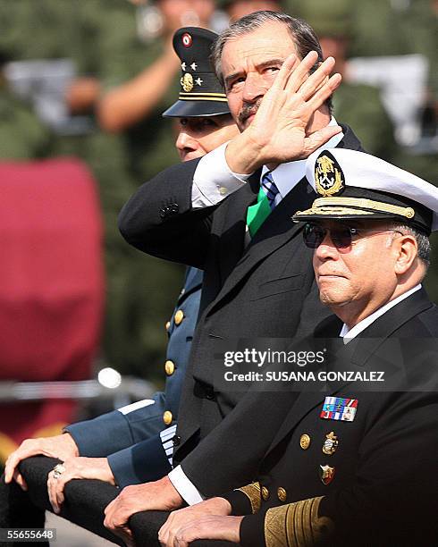 El presidente de Mexico Vicente Fox pasa revista a las tropas durante una ceremonia durante la celebracion del 195 aniversario de la independencia...