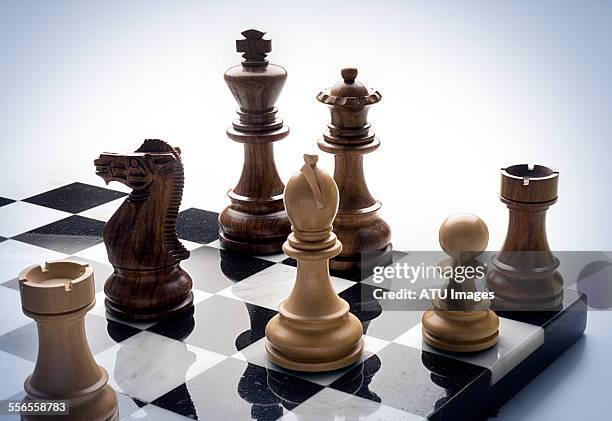 chess board - schaken stockfoto's en -beelden