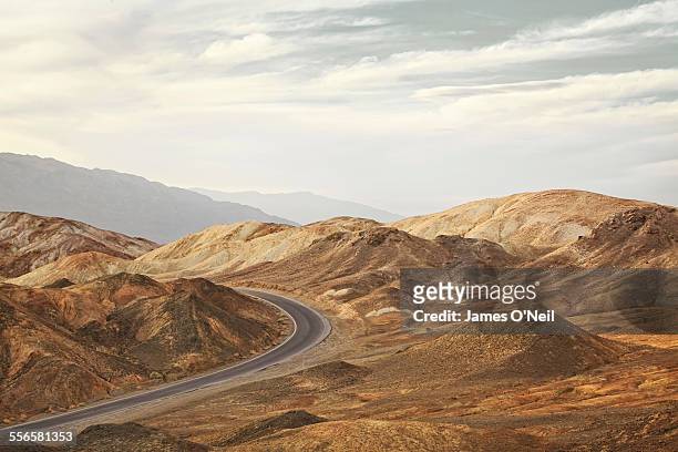 curved road in rocky landscape - great basin photos et images de collection