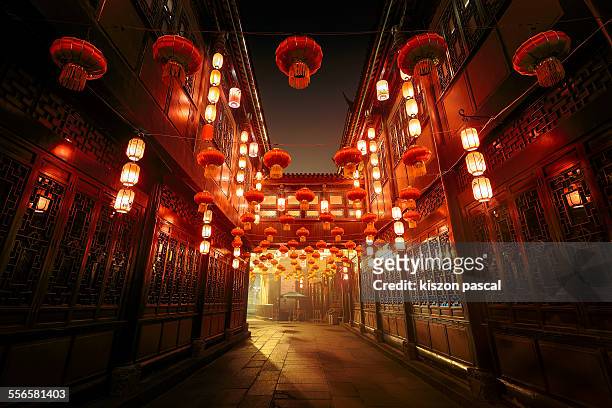 jinli street, chengdu, sichuan, china - lanterna chinesa imagens e fotografias de stock
