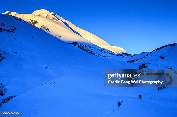 crossing thorong la pass, annapurna circuit, nepal - thorung la pass stock pictures, royalty-free photos & images