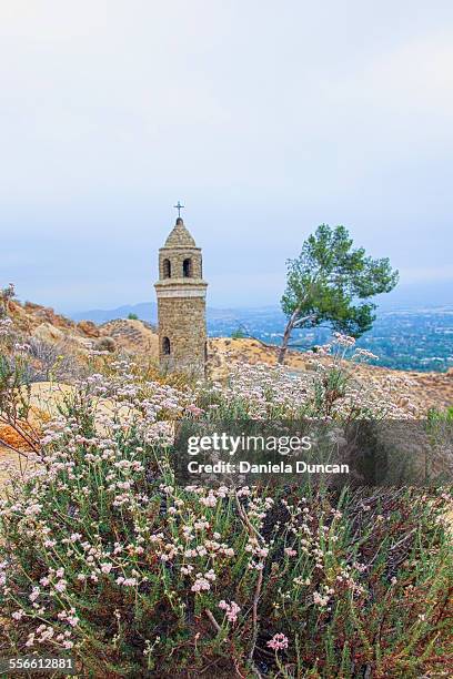 peace tower at mt rubidoux - riverside californië stockfoto's en -beelden