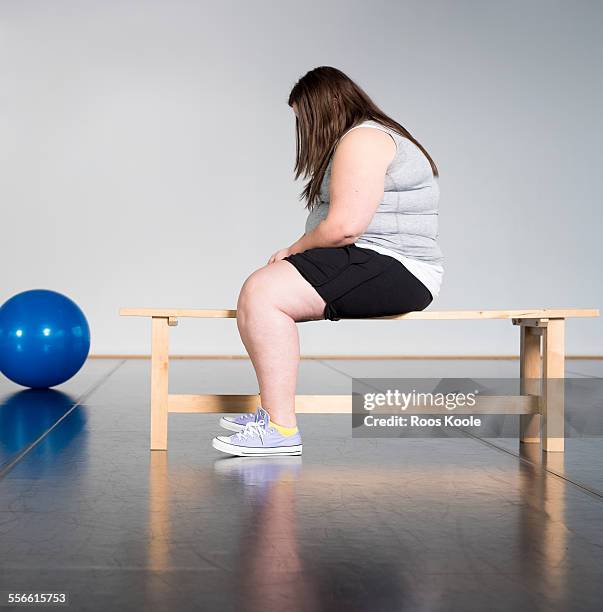 teenage overweight girl in gym - plump girls stockfoto's en -beelden