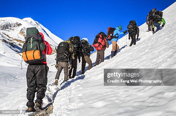 crossing thorong la pass, annapurna circuit, nepal - thorung la pass stock pictures, royalty-free photos & images