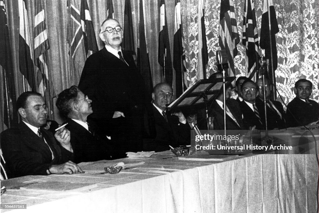 Bretton Woods Conference 1944. John Maynard Keynes and Harry Dexter White founding fathers of the IMF and the World Bank.