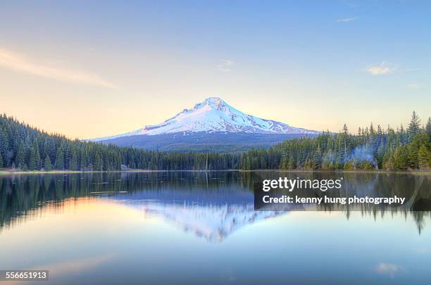 mount hood seen from the trillium lake - mount hood stockfoto's en -beelden