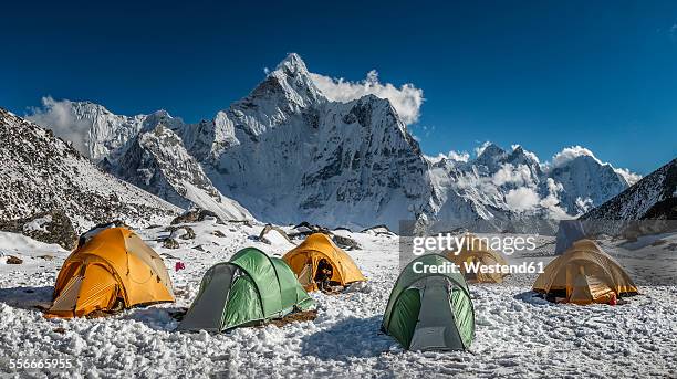 nepal, khumbu, everest region, ama dablam from high camp on pokalde peak - basislager stock-fotos und bilder