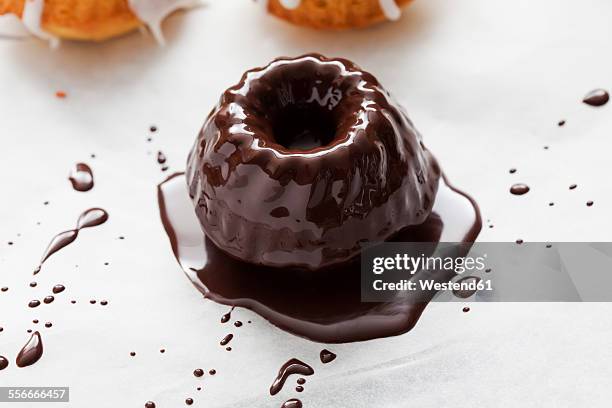 mini gugelhupf with chocolate icing - kugelhopf foto e immagini stock