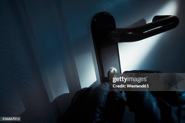 burglar using a picklock at the door - cambrioleur photos et images de collection