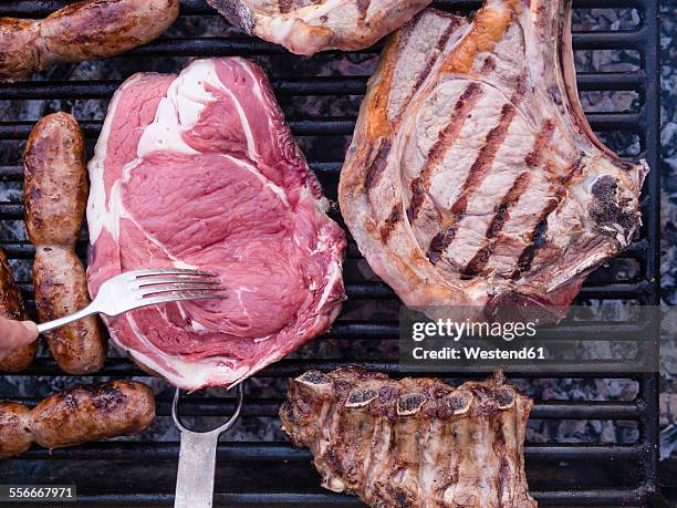 italian barbecue with bistecca alla fiorentina, salsiccia and cured pork - viande rouge photos et images de collection