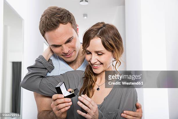 man presenting his girlfriend a ring - gift lounge stock-fotos und bilder