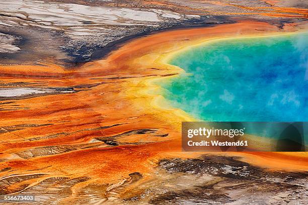 usa, wyoming, yellowstone national park, grand prismatic spring at midway geyser basin - grand prismatic spring stockfoto's en -beelden