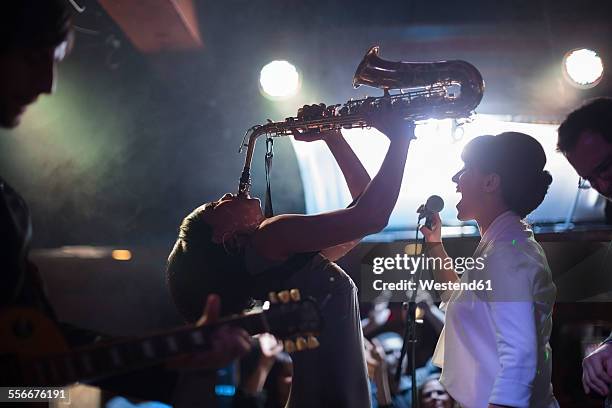 jazz band on stage - club singer fotografías e imágenes de stock