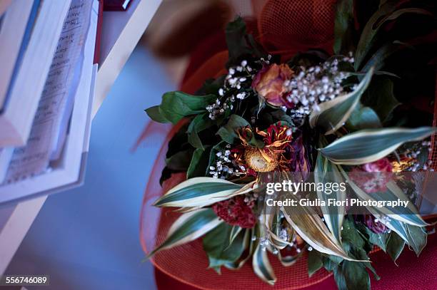 bouquet of dried flowers - bouquet fiori stock-fotos und bilder