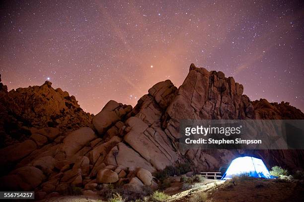 tent glowing under starry sky in the desert - simpson desert imagens e fotografias de stock