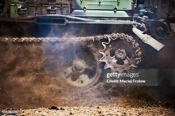 close-up of tank tracks - tank fotografías e imágenes de stock